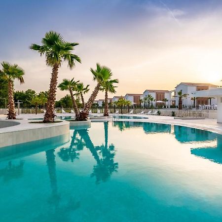 קאורלה Pareus Beach Resort מראה חיצוני תמונה