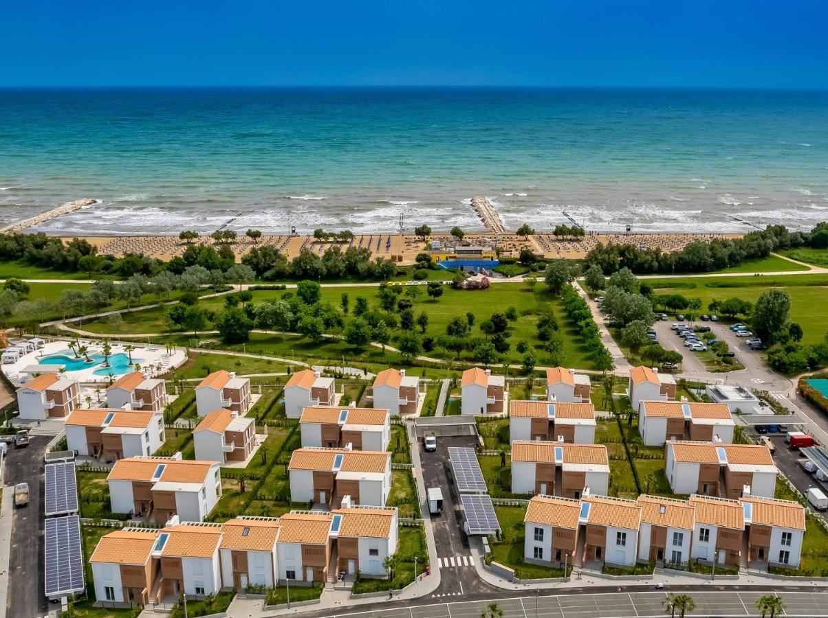 קאורלה Pareus Beach Resort מראה חיצוני תמונה