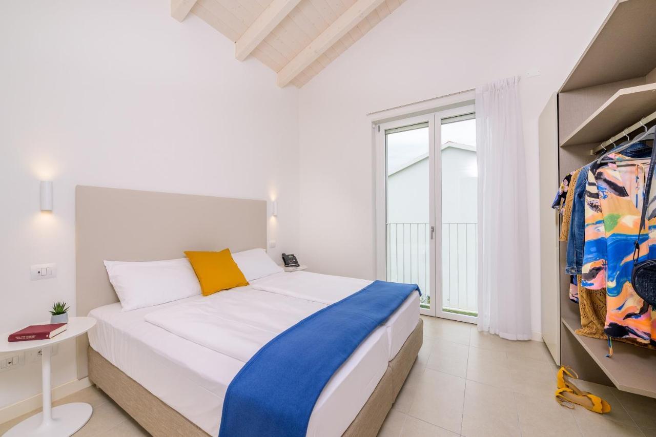 קאורלה Pareus Beach Resort מראה חיצוני תמונה